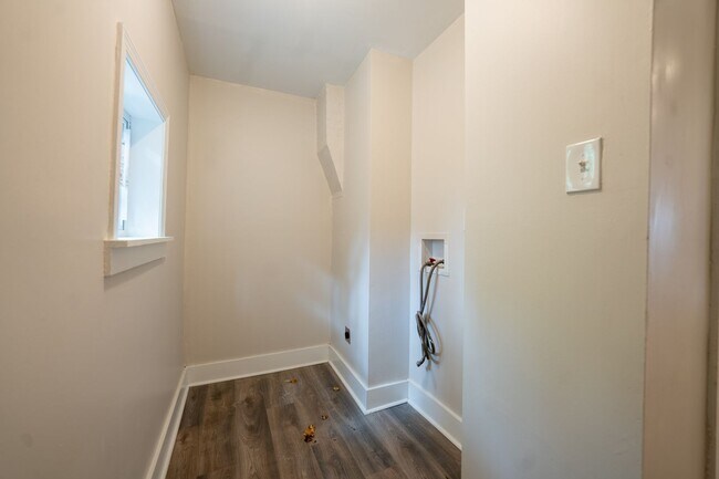 Foto del edificio - 6 Bed 2.5 Bath Completely rehabbed!