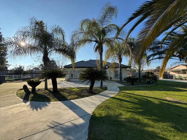 Foto del edificio - Spacious home with a pool! MOVE IN SPECIAL