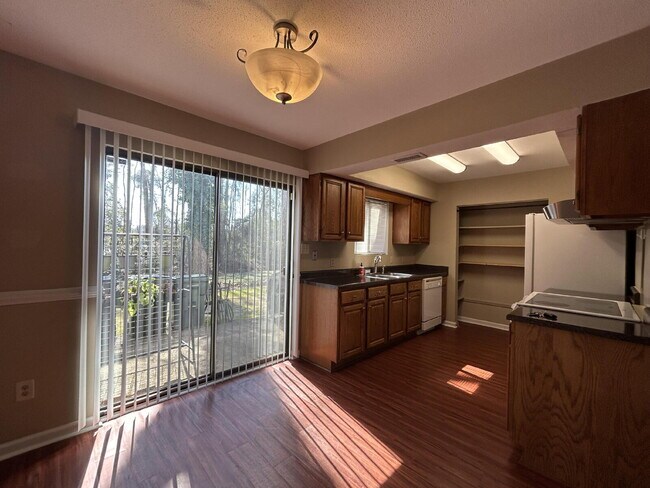 Foto del edificio - 2 Bed / 2.5 Bath Townhome in Willow Run