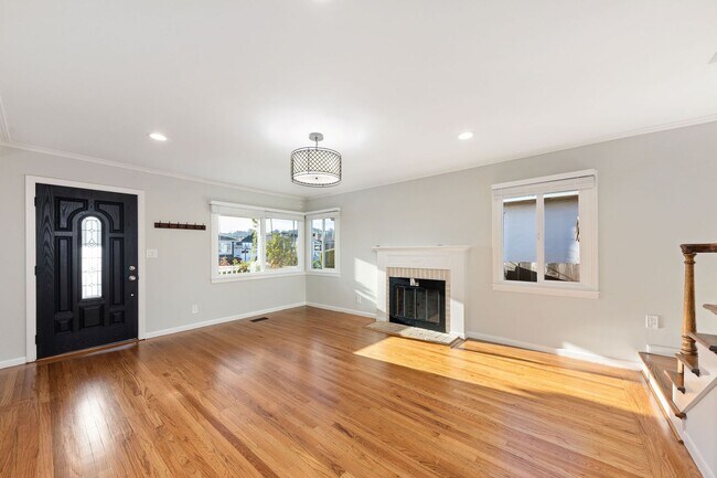 Building Photo - Large 4 bedroom/2 bathroom Home in San Mat...