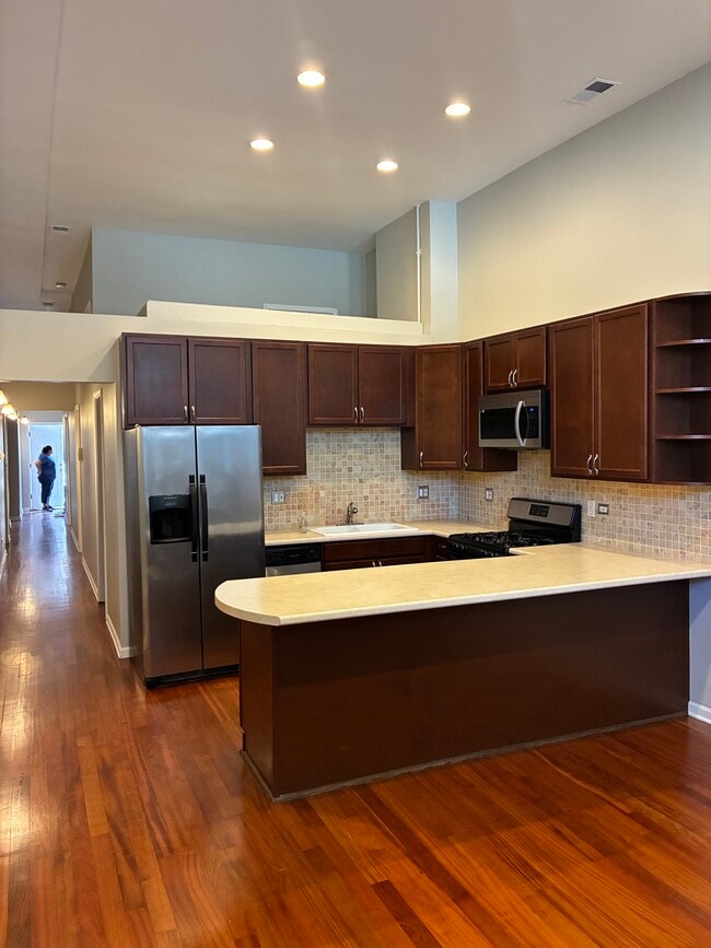 Building Photo - 521 N Racine Ave