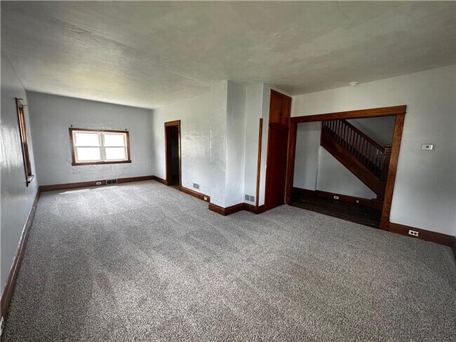 Building Photo - Large 3 bedroom Single Family Home