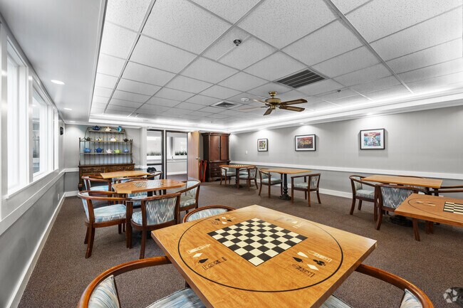 Arcade de cartas y juegos - Rosehaven Manor