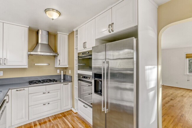 Foto del edificio - 2 Bed Home with Attached Garage, Den & Fenced Yard in Seattle