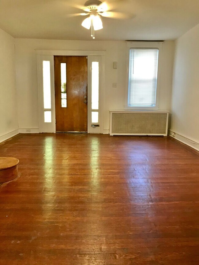 Foto del edificio - Gorgeous 3-Bedroom Townhome in Lawncrest! Available NOW!