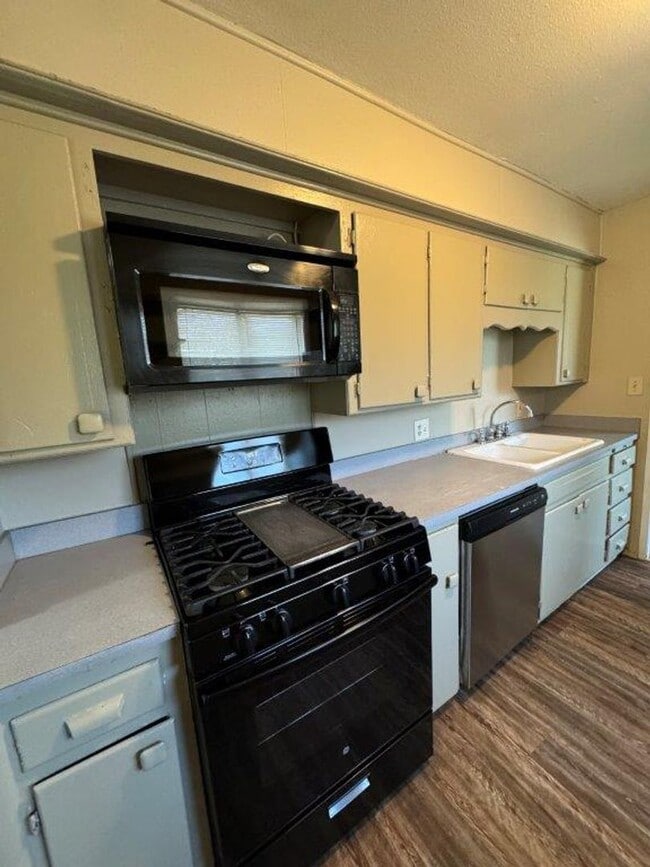 Photo - 3 bed, 1 bath home for rent in Moore near Santa Fe and NW 27th Street, New paint, and flooring!