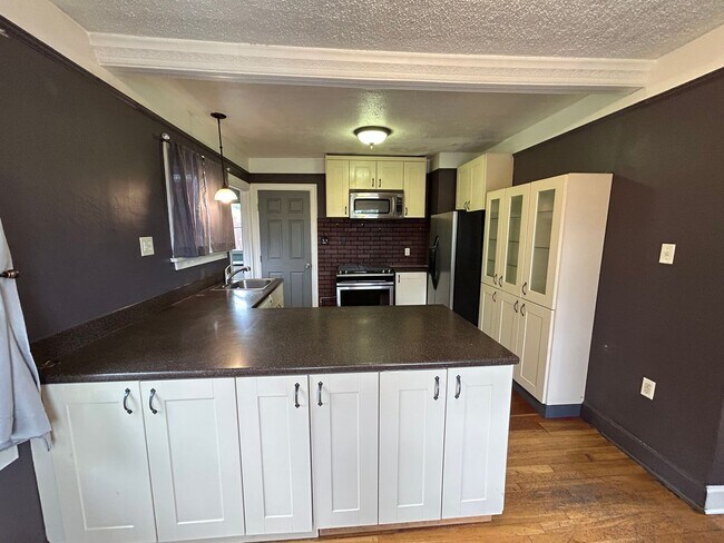 Building Photo - Cozy 2 BD, 1 BA w/ 1 Car Garage in Tacoma!