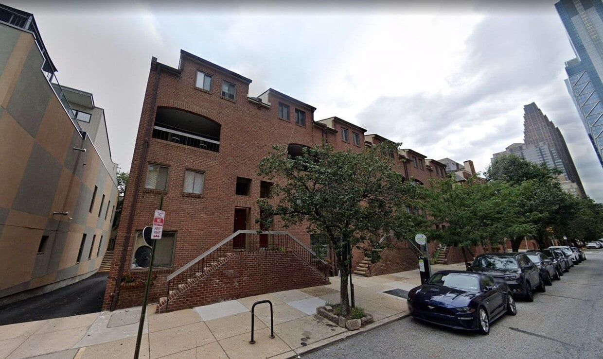 Luxurious 3-Bedroom Townhome in Logan Square with Parking Space Included! Available mid-August! - Luxurious 3-Bedroom Townhome in Logan Square with Parking Space Included! Available mid-August!
