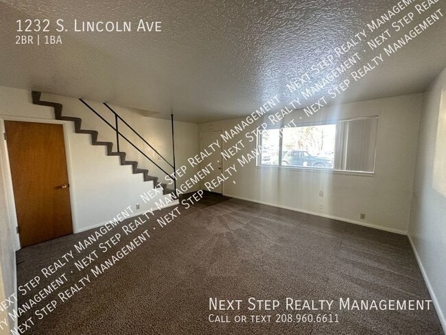 Building Photo - 2 Bed 1 Bath Apt 1 Block from BSU