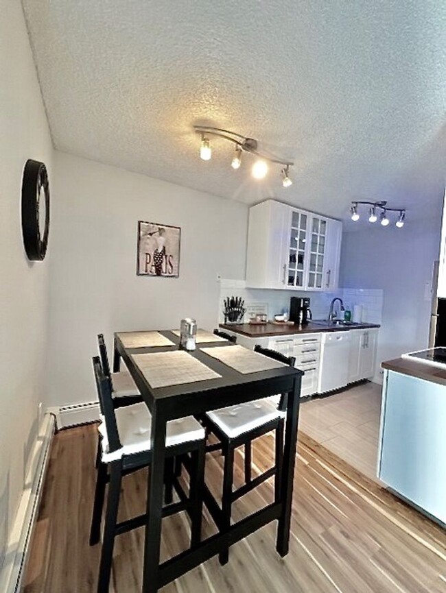Building Photo - Furnished Cozy 1 Bedroom / 1 Bath Condo - ...