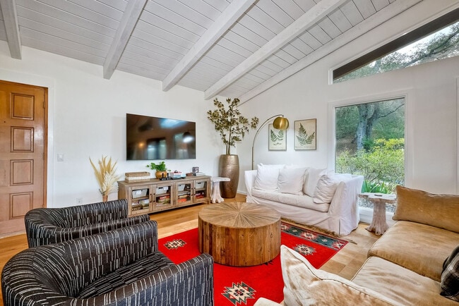 Building Photo - 3046 Skycrest Dr
