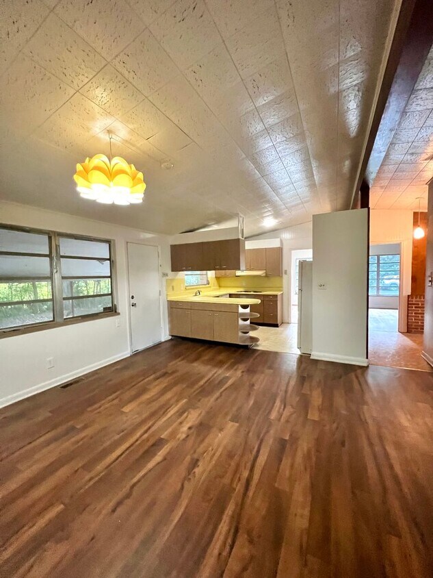 Building Photo - Large 5 Bedroom with Privacy!