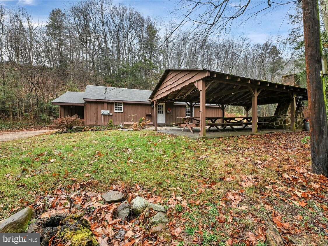 Primary Photo - 97 Duck Hollow Ln