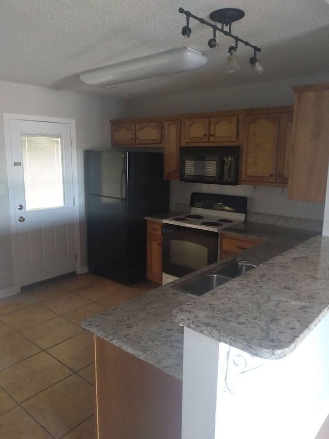 Foto del edificio - 4 Success Realty is now offering this Ador...