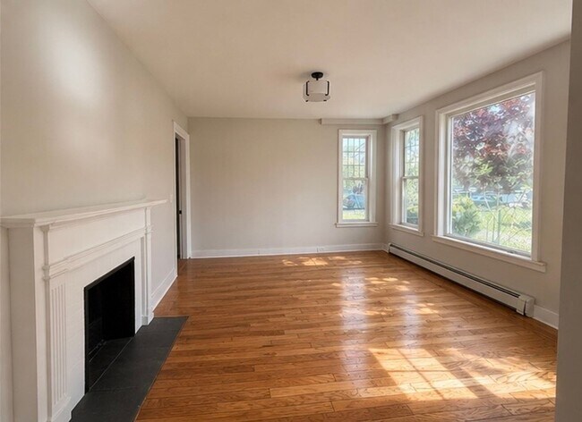 Building Photo - 271 Elm St