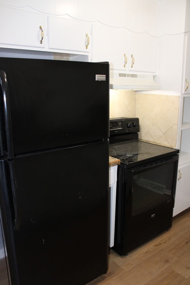 Foto del edificio - Spacious 3 bedrooms and 2 bath with vanity...