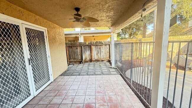 Foto del edificio - 3-bedroom, 2-bathroom home located in the ...