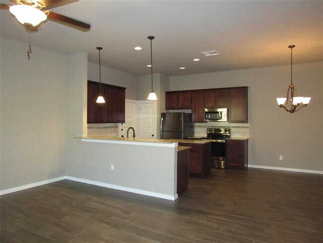 Building Photo - 206 Oakcrest St