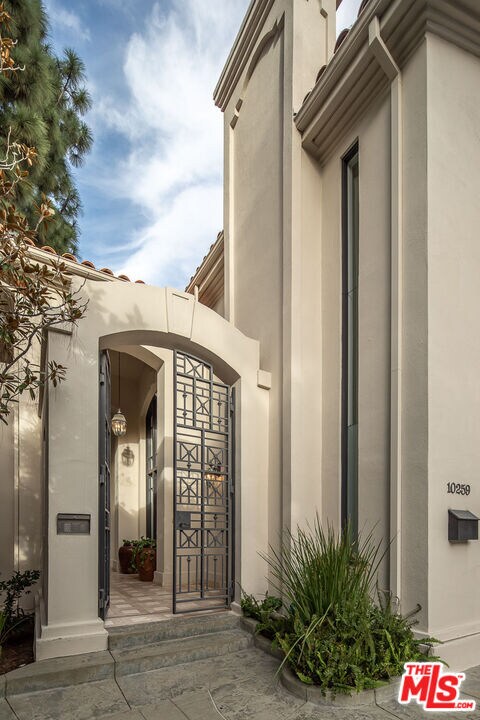 Building Photo - 10259 Century Woods Dr