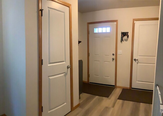 Building Photo - Poulsbo 3 Bedroom 2.5 Bathroom 2-Story