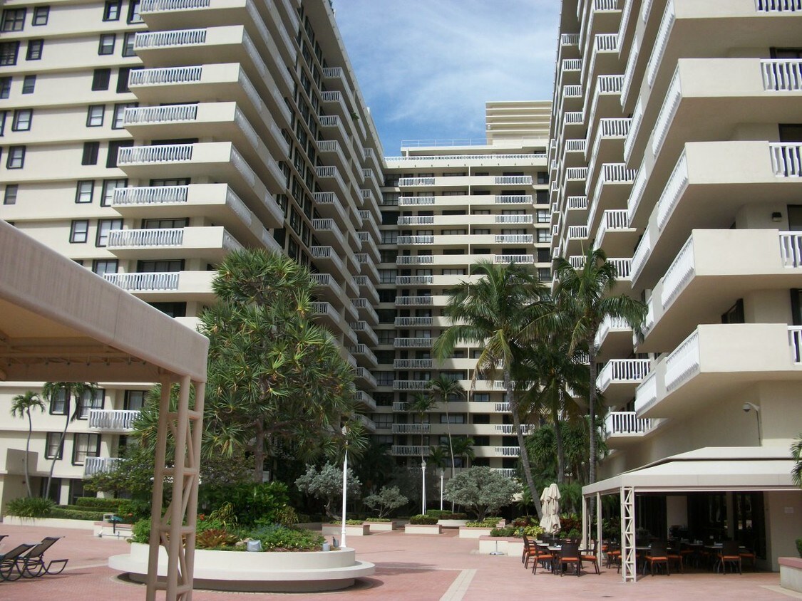 Primary Photo - 9801 Collins Ave