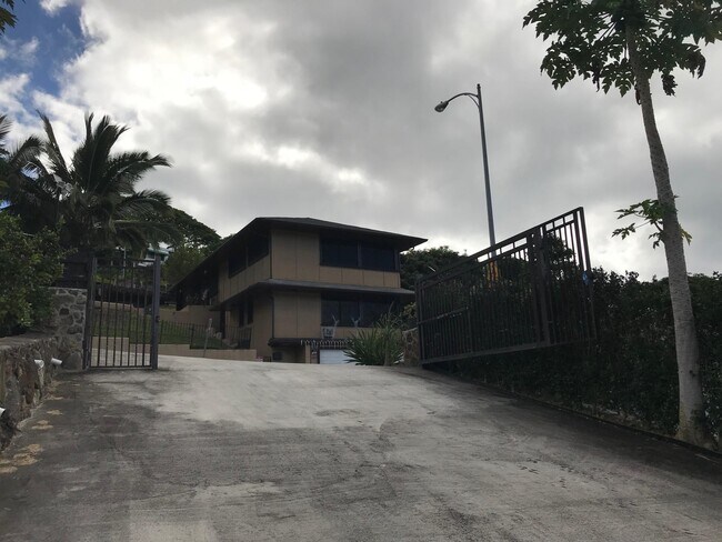 Entrada/calzada cerrada con verja - 1876 Mott-Smith Dr