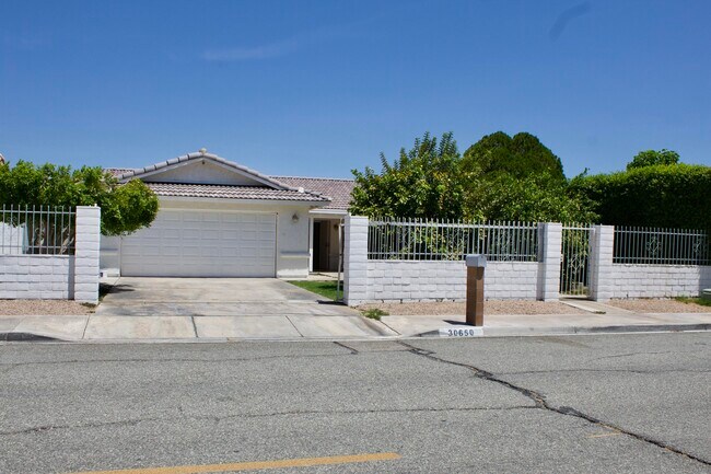 Building Photo - 30650 Avenida Del Yermo