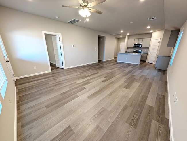 Foto del edificio - Newer 4 Bed/2 Full Bath in Mustang