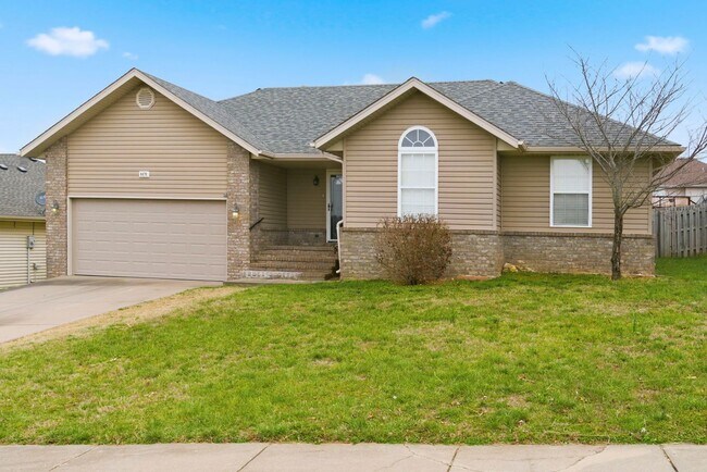 Building Photo - 3 Bedroom | 2 Bathroom | 2 Car Garage | Springfield MO | Fenced Back Yard!
