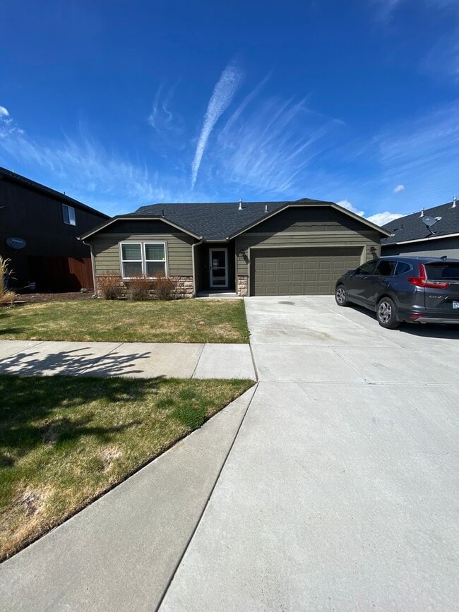 Building Photo - Newer NE Home, Gas Heat & A/C, All Applian...