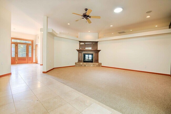 Building Photo - Beautiful home on the golf course at Awbre...