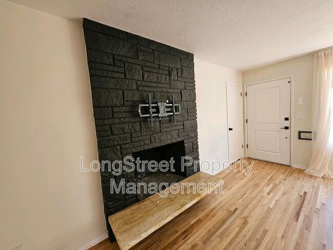Building Photo - 6515 SE Steele St