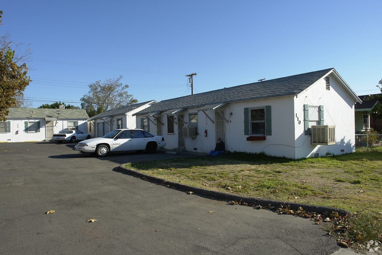 Primary Photo - 110-112 W Moneta Ave