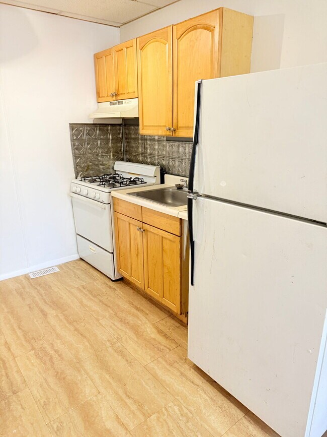 Building Photo - PERFECT FOR STUDENTS OR FAMILY NEEDING "IN-LAW SUITE"