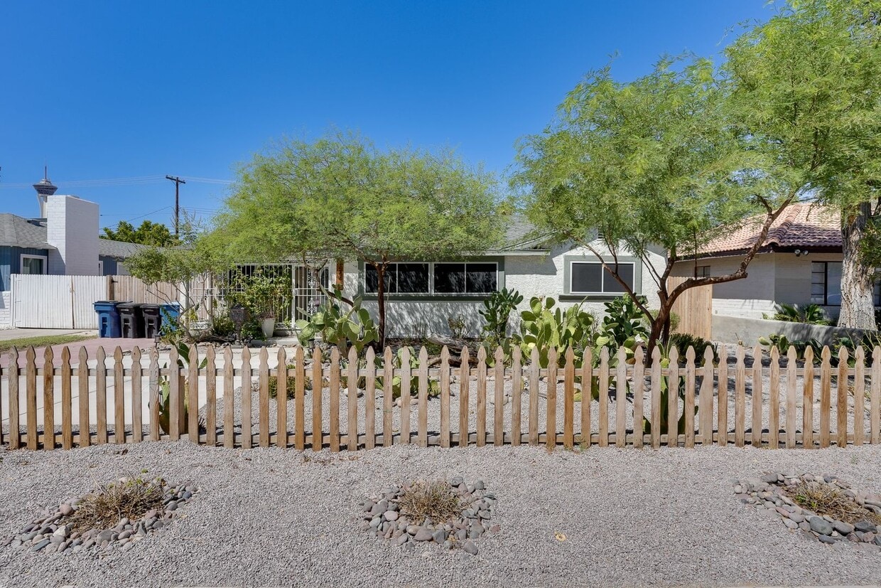 Foto principal - Charming 3-Bedroom Home in Historic John S...