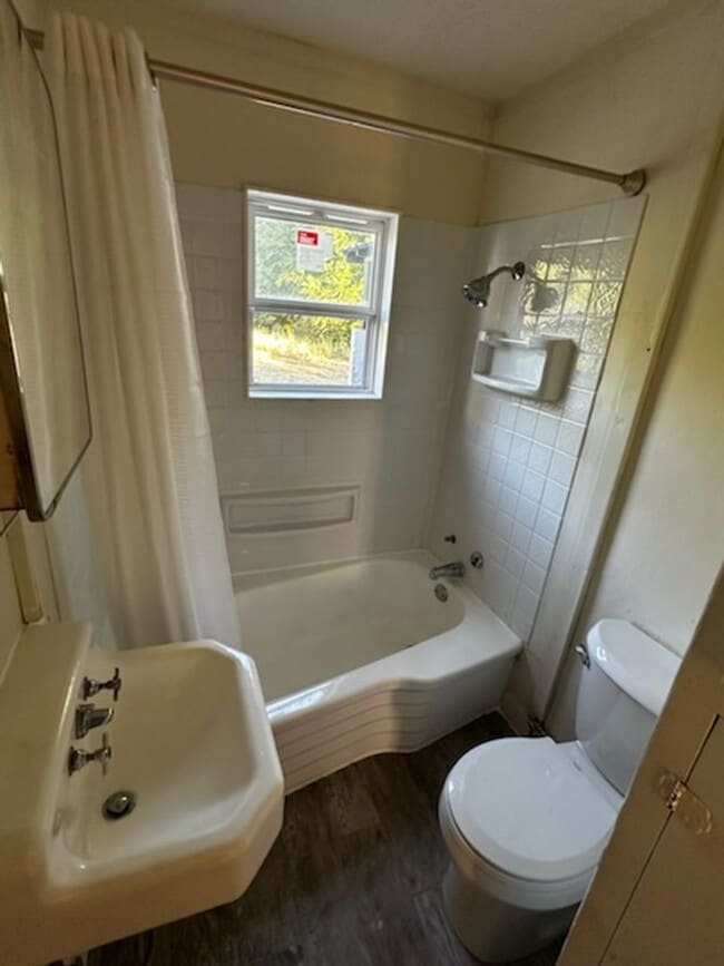 Building Photo - $1295.00 for this 2 bedroom 1 bath newly u...