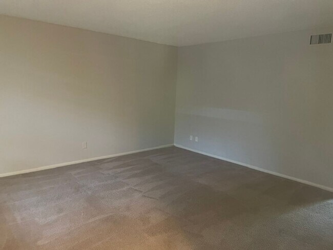 Foto del edificio - Convenient Location, First Floor Condo