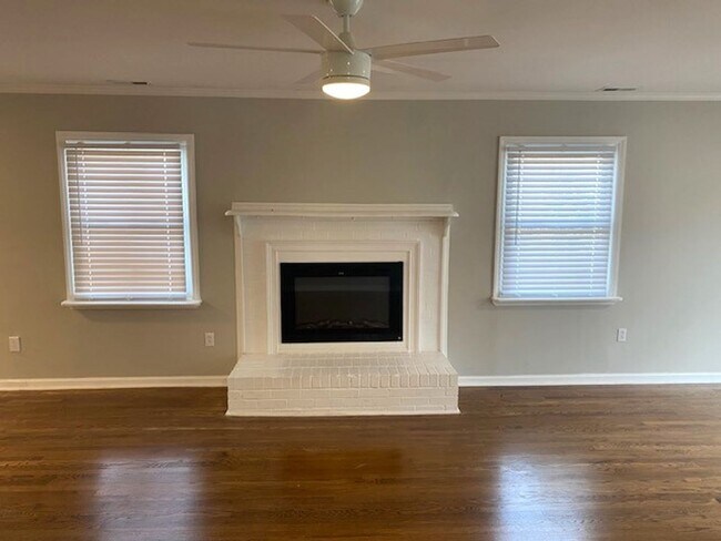 Building Photo - Uptown! Minutes Away, 4 Bedroom!