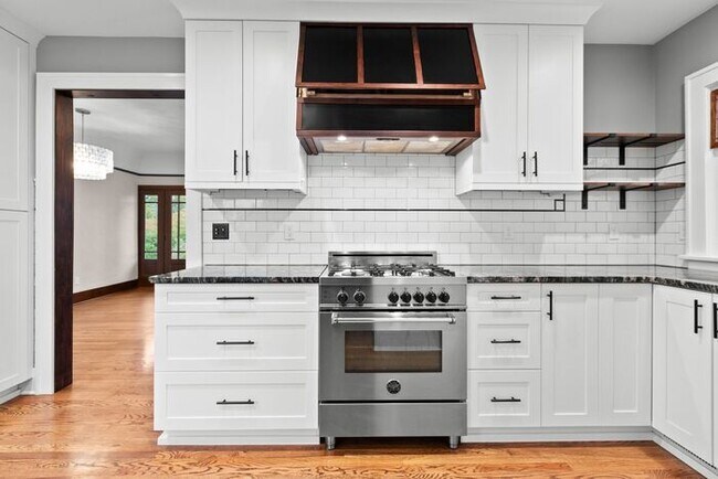 Photo - Adorable AIR CONDITIONED West Seattle 1920... House