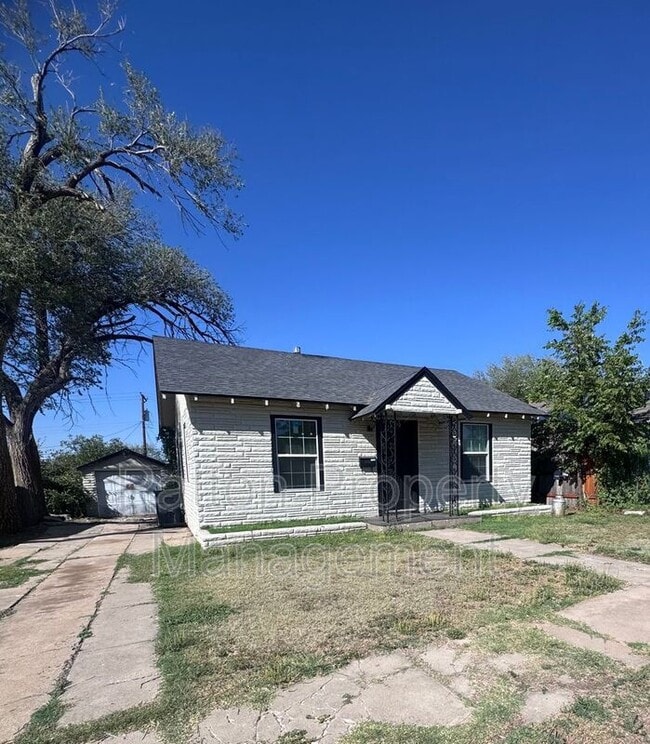 Building Photo - 4240 SW 10th Ave