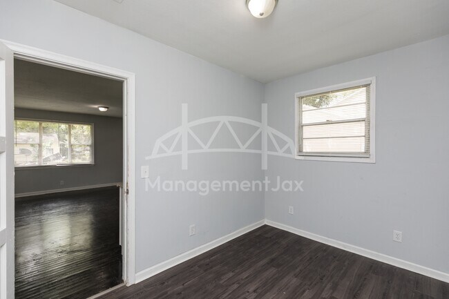 Foto del edificio - 2325 Westbrook Cir N