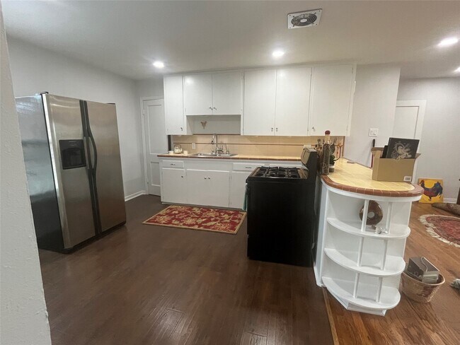 Building Photo - 603 Moody St