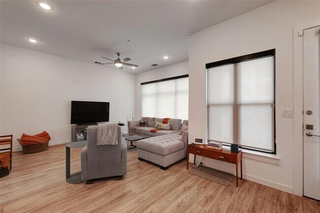 Foto del edificio - 4901 Springdale Rd