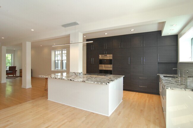 Foto del edificio - 2635 W Leland Ave