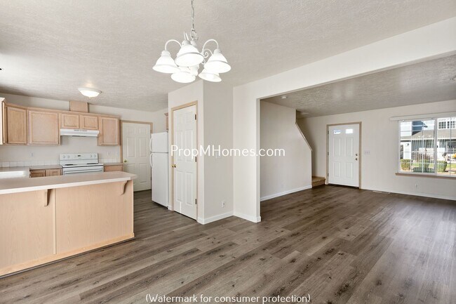 Foto del edificio - Beautiful Four Bedroom Home On A Quiet Street In SE Portland!