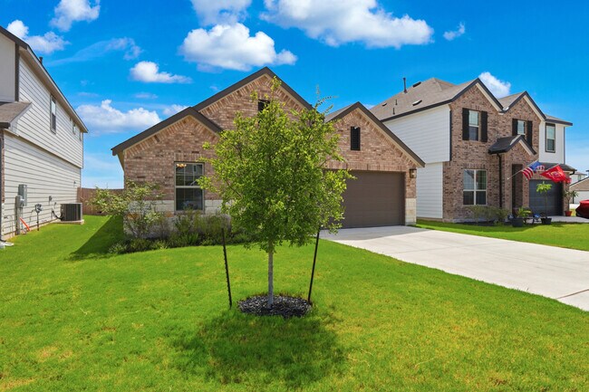 Foto del edificio - Bright 3-Bed Home with Island Kitchen, Private Patio, and Fenced Yard in New Braunfels