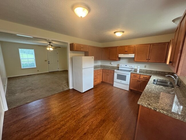 Building Photo - FOR LEASE- 2 BEDROOM DUPLEX MINUTES FROM 840!