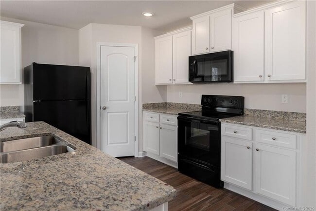 Building Photo - Beautiful 3 Bedroom with 2.5 Baths and 2-Car Garage.