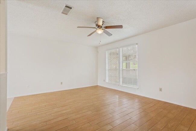 Building Photo - 2 Bedroom 1.5 Bath Condo at Coppertree!