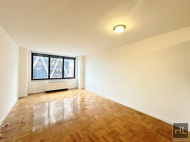 Foto del edificio - 2 bed 2 bath Unbelievable Price - 235 WEST...